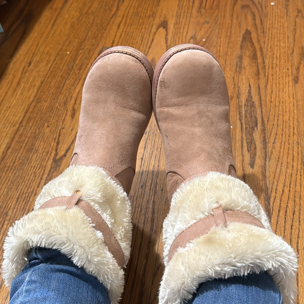 Cozy winter boots , G by Guess in good condition ♥️